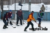 Хоккей в валенках: квадратный гаишник помог своей команде