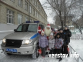 «Мороз. Дед Мороз». Детей поздравил полицейский