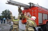 И газ, и дым, и дождь. Магнитогорские пожарные продемонстрировали свои мастерство и отвагу