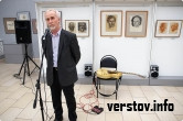 Директор детской художественной школы Леонид Эслингер на открытии выставки графики Юрия Найды