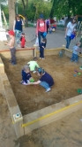 Дети играют с кучей камней! В песочницу в парке Металлургов снова завезли не то, что надо