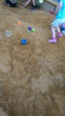 Дети играют с кучей камней! В песочницу в парке Металлургов снова завезли не то, что надо