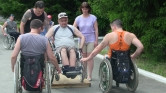 Балансировать на задних колесах и преодолевать бордюры. В «Карагайском бору» инвалидов научили пользоваться колясками