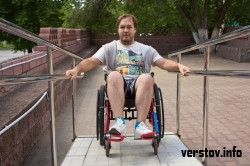 «Этот опыт нас шокировал». Журналист «Верстов.Инфо» на себе испытал трудности передвижения в коляске