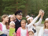 Теперь у них есть селфи с Сумароковским! Магнитогорская ГИБДД навестила детей в «Уральских зорях»