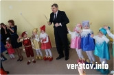 А наш-то мэр какой молодец! Виталий Бахметьев 31 декабря водил хороводы и дарил подарки