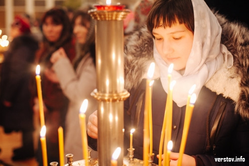 «Пофигу мороз!» Около 300 верующих пришли в Верхнеуральский храм отметить Рождество Христово