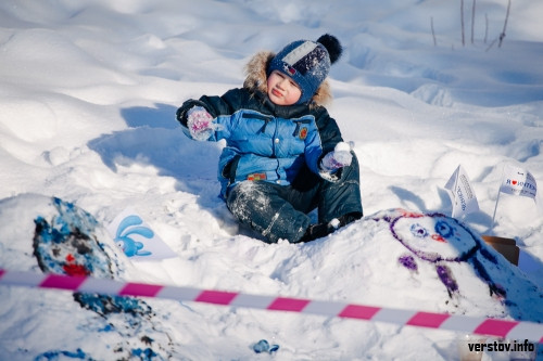 Большой праздник в Экопарке. ЕРКЦ построил снежный дом, многодетные положили в коляску снежного младенца