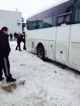 Это, конечно, не Ту-134, но все же. На вокзале пассажиры откапывали рейсовый автобус
