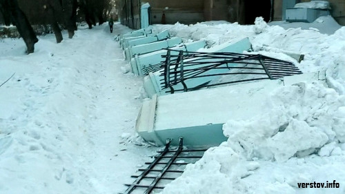 Как такое вообще возможно? Исторический забор Ленинского района не выдержал уборки снега