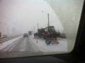 Это новая технология! В Магнитогорске в снегопад начали ремонтировать дороги