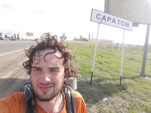 «Форрест Гамп» из Магнитки добежал до Саратова и оценил местный Парк Победы. «Здесь тщательнее за этим следят»