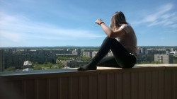 «Сидела с подругой на ограждении балкона». Стали известны подробности падения 15-летней девушки с высоты