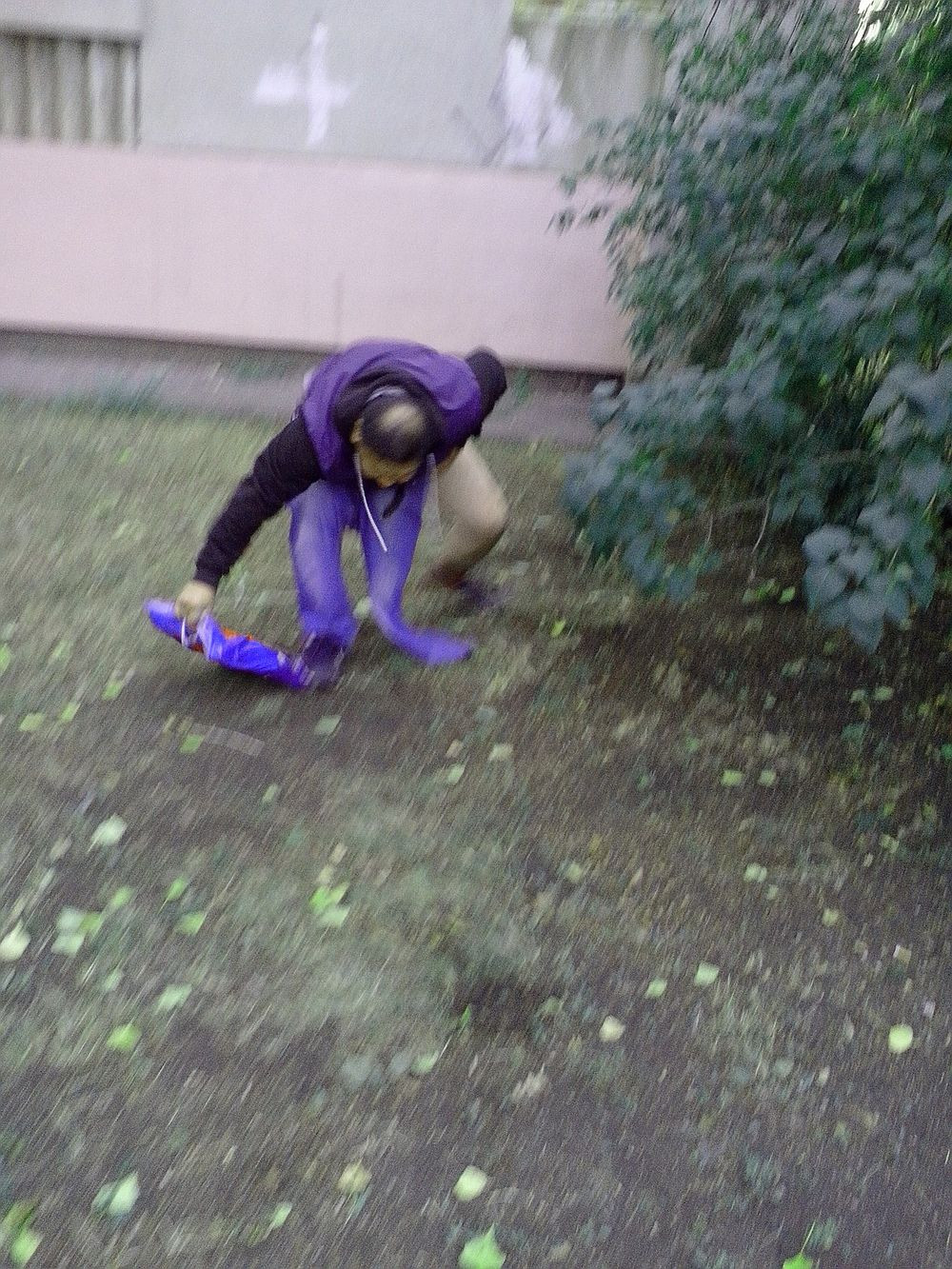 Деревенская девчонка в огороде. Справляют нужду на детской площадке. Девочка покакала в кустах. Девочка какает в кусты. Девушка прячется в кустах.