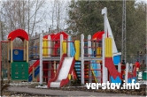 Фонтан стал детской площадкой. Образцовый участок в Правобережном районе оценили чиновники