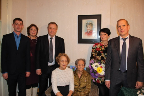 За оборону Москвы. 100-летней жительнице Магнитки передали награду от Собянина