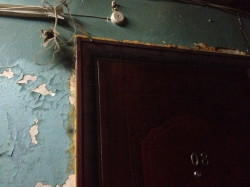 «Четыре этажа затопили!» В общежитии МГТУ выгорела мебель в жилой квартире