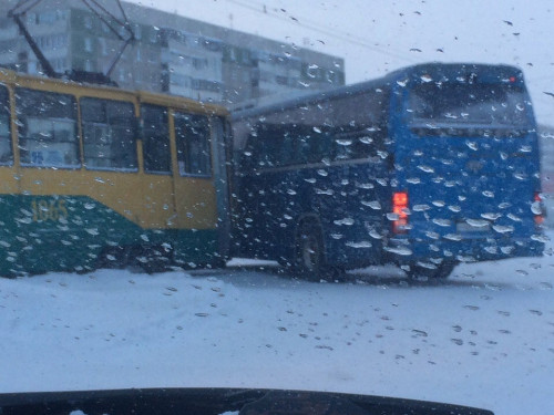 ДТП тяжеловесов на Советской. Трамвай и автобус не поделили дорогу