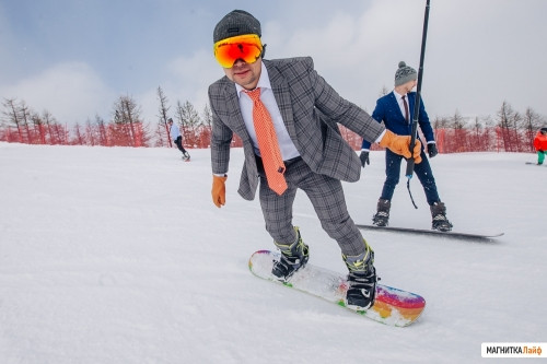 В пиджаках и галстуках. Сноубордисты закрыли горнолыжный сезон в строгих костюмах