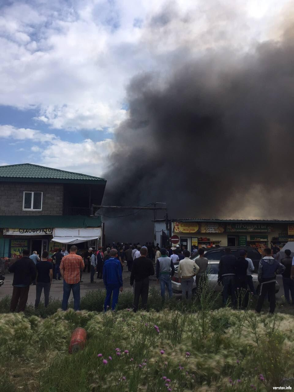 пожар в магнитогорске сегодня на зеленом рынке. горит зеленый рынок. пожар на магнитогорской сегодня. пожар в магнитогорске на зеленом рынке. пожар на рынке в магнитогорске.