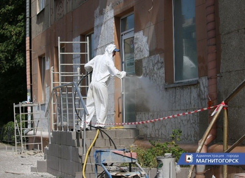 Пример для подражания. Рабочие восстанавливают фасад дома в Ленинском районе