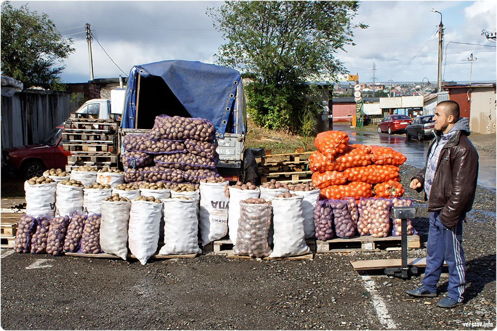 Продавец урожая. Продавец урожая. Продавец урожая. Торговец на базаре. Зарисовки на рынке.
