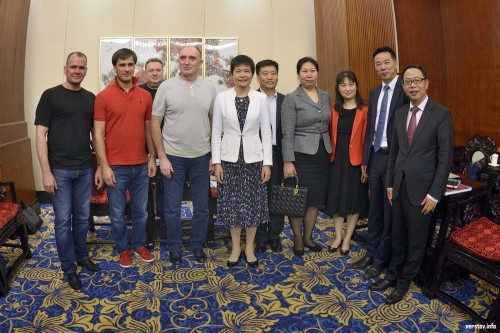 Реальные пацаны. Дубровский и его команда в Китае пришли на деловую встречу в джинсах и кроссовках