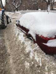 Машины под сугробом. Снегоуборочная техника «спотыкается» о припаркованные на проезжей части автомобили