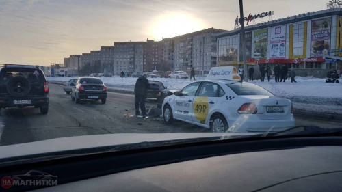 «Яндекс.Такси» «прилетело» в остановившееся авто! На проспекте К. Маркса столкнулись два автомобиля