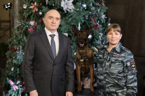Неожиданно! Дубровский поздравил южноуральцев вместе с полицейской собакой