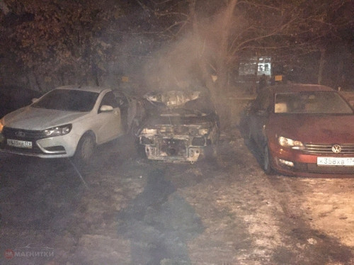Пожарные дважды выезжали на тушение загоревшихся машин. Одна из них сгорела полностью