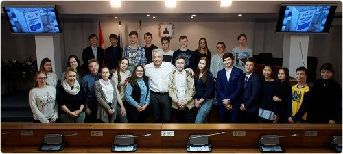 Школьники встретились с председателем. Морозов поведал молодежи, как попал в политику