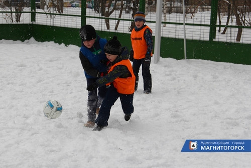 Футбол и веселые старты - в снегу. В Магнитке открыли многофункциональную площадку