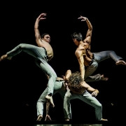 Как влюбить в себя всех женщин сразу! Питерские танцоры «вскружат голову» магнитогорской публике