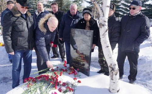 18 лет прошло. В Магнитке почтили память погибших в Чечне милиционеров
