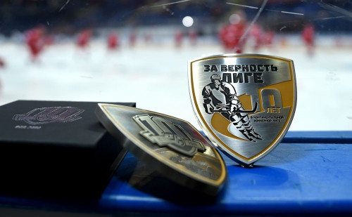 Хоккеистам вручили медали КХЛ из латуни. В хоккейном клубе «Металлург» прошло собрание
