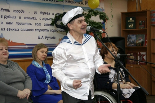 Радость вызвали вязаные первостроители. В Магнитогорске прошел городской фестиваль творчества инвалидов