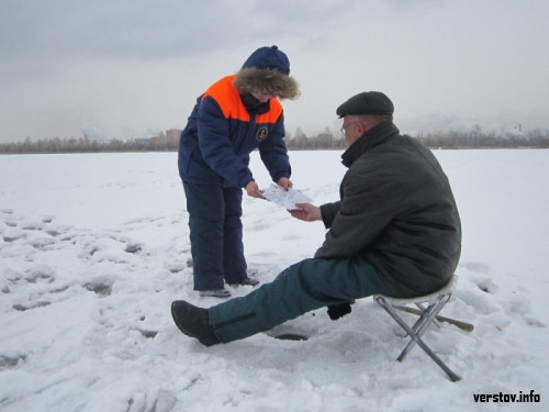 Инспекторы патрулировали лед. Сотрудники МЧС Магнитогорска предупредили рыбаков-экстремалов