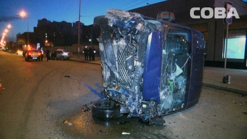 Фургон из Магнитки угодил в смертельное ДТП в Екатеринбурге. Погиб водитель легковушки