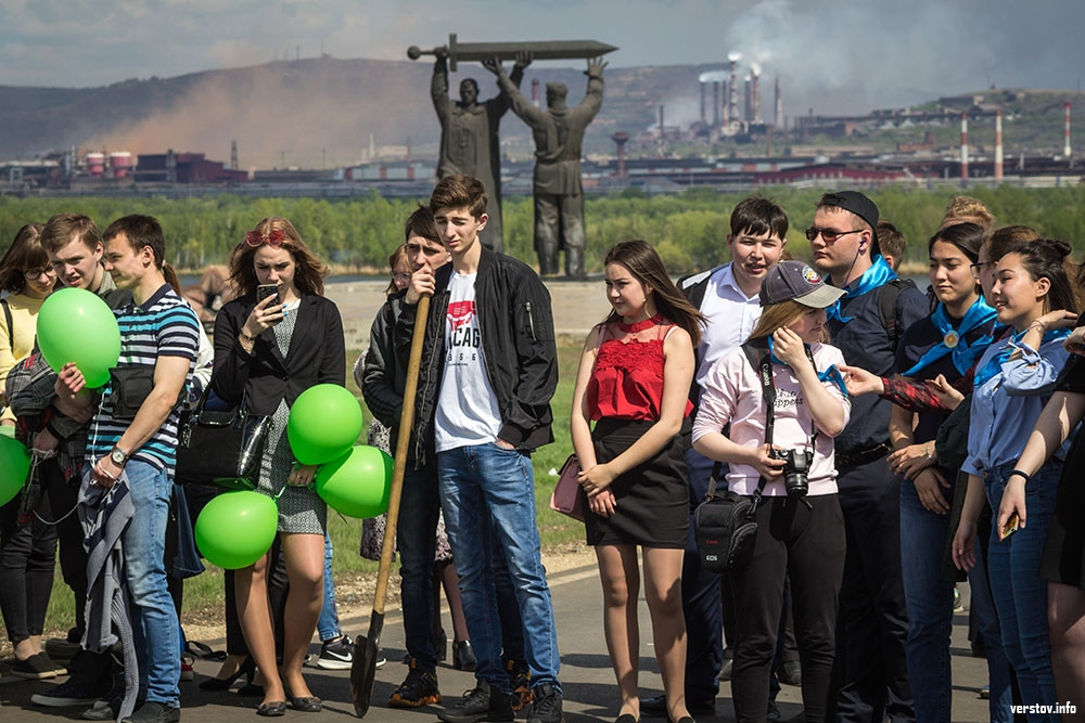 Верстов учатся ли дети сегодня магнитогорск. Магнитогорск люди. Аллея выпускников 2021. Магнитогорск сегодня. Аллея выпускников фото.