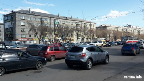 Спешишь – перепрыгни! В Магнитогорске устроили транспортный коллапс