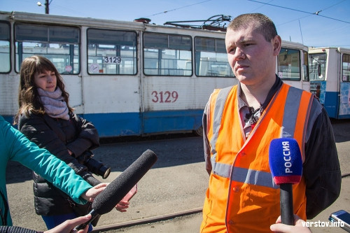 Досталось и новому трамваю. В Магнитогорске дети камнями закидали вагон за 23 миллиона рублей