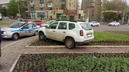Магнитогорцы себе такого не позволяют? Автомобиль из Москвы припарковался на клумбе