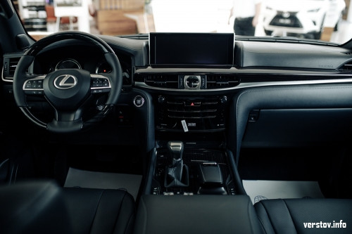 «Премиум» среди «Премиумов». Салон Lexus доверил Верстову свою топовую модель