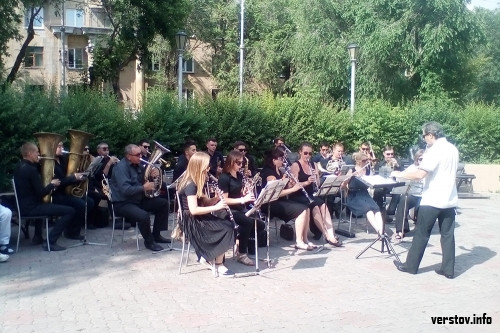 «В городском саду играет…» В сквере Металлургов выступил духовой оркестр