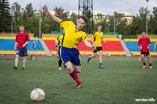 В Магнитогорске прошел областной этап чемпионата по мини-футболу. На поле вышли полицейские
