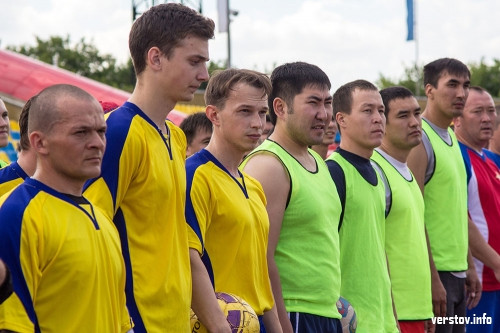 В Магнитогорске прошел областной этап чемпионата по мини-футболу. На поле вышли полицейские