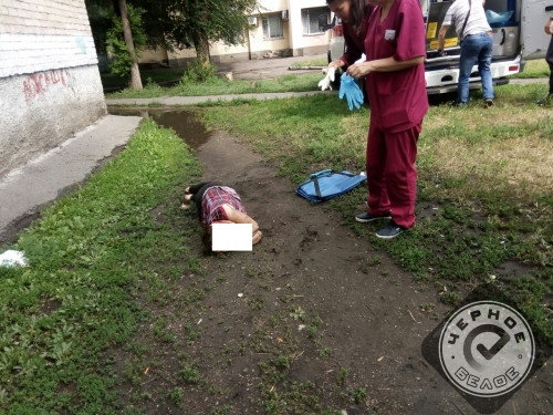 На улице Бориса Ручьёва госпитализировали женщину. Она выпала из окна На улице Бориса Ручьёва госпитализировали женщину. Она выпала из окна
