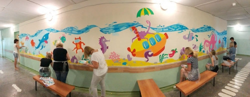 Под руководством мастера. Коллектив Green Group оживил рисунками стены коррекционной школы