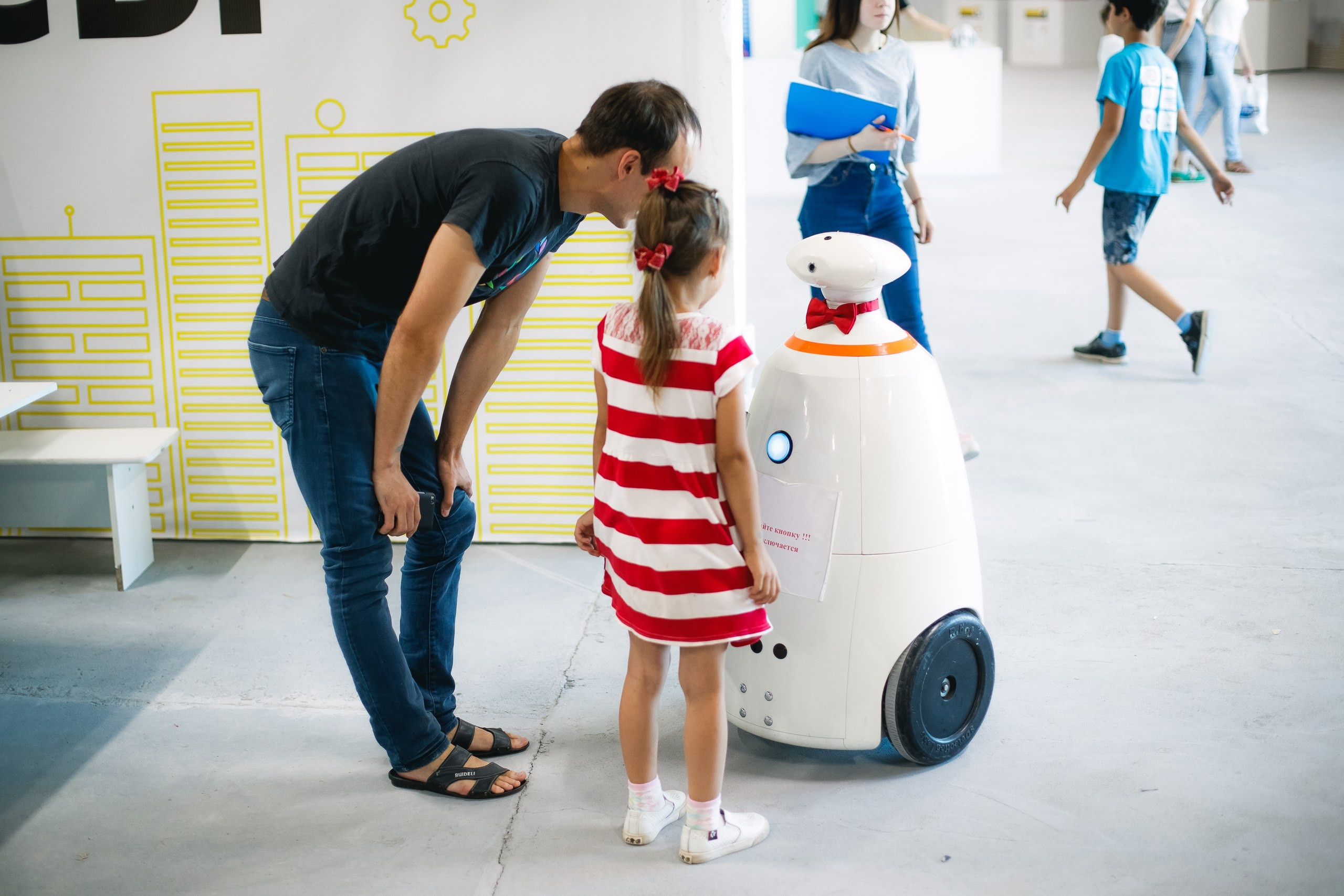Выставка роботов магнитогорск. Выставка роботов. Робополис. Известные роботы. Promobot с детьми.